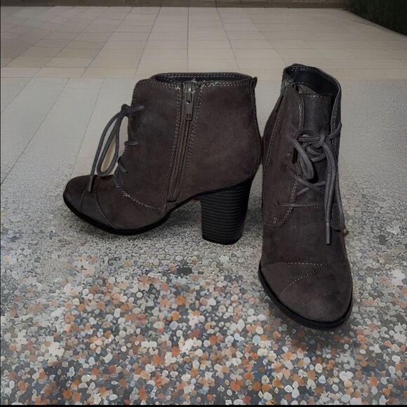 Shoes - Step up your style Toetos women’s gray ankle boots size 5 versatile fall winter